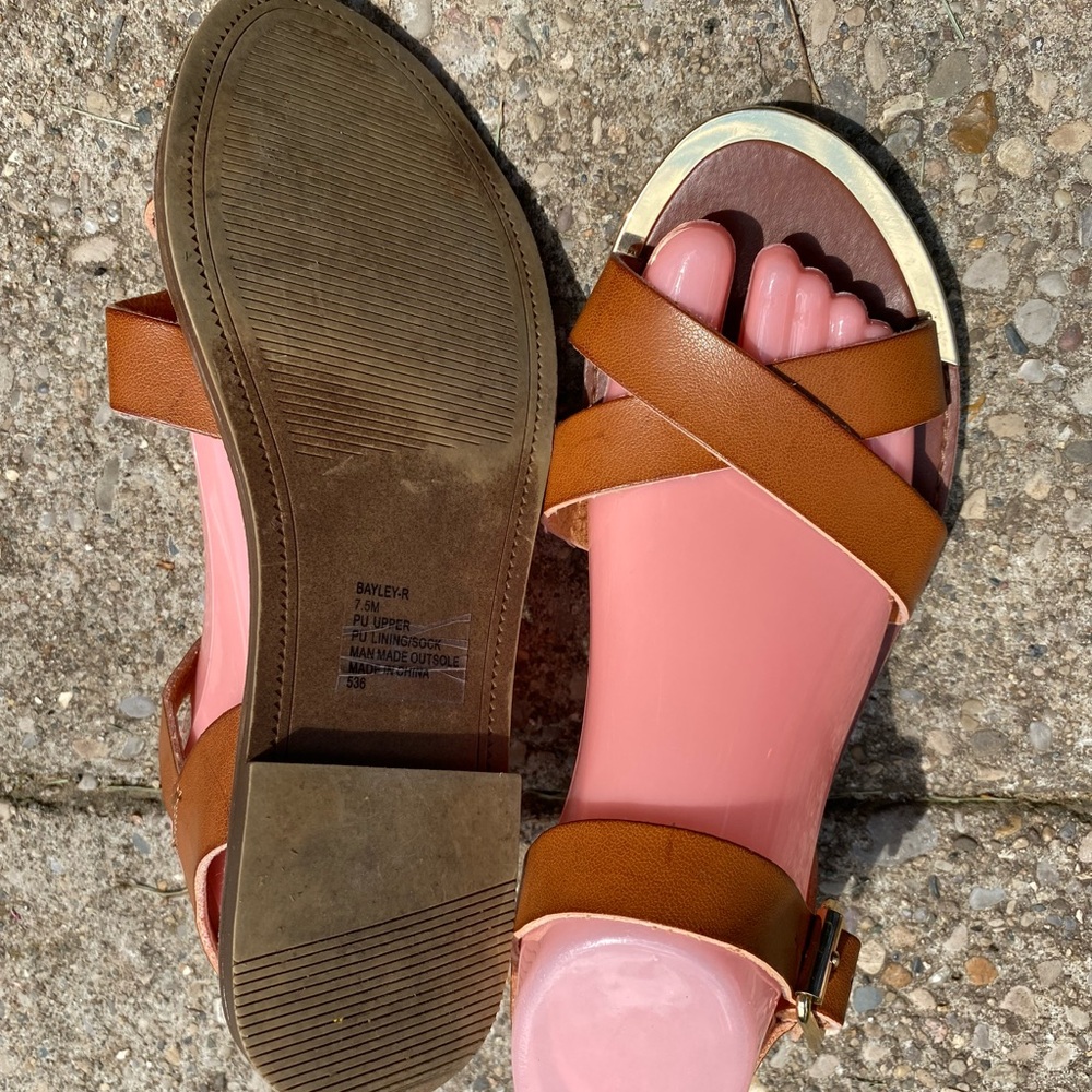 Steve Madden sandals size 7.5 with gold toe
592 - Picture 3 of 6